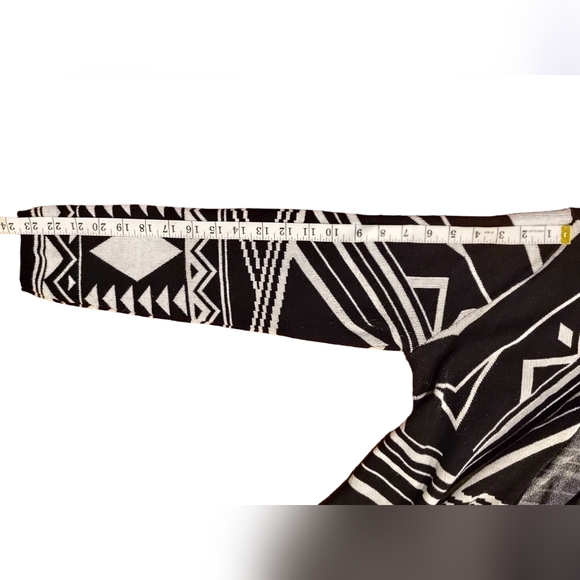 Black and White Waterfall Torrid Cardigan Size 0 - Picture 9 of 11